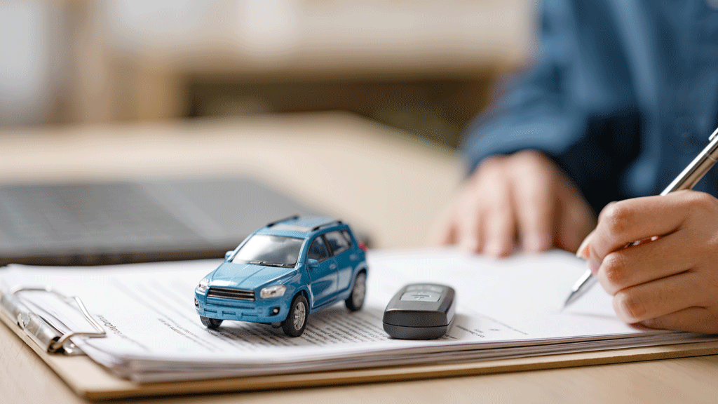 Retraité consultant ses garanties d'assurance auto sur tablette dans son salon