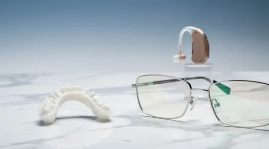 Présentation moderne et qualitative des équipements du panier 100% Santé incluant lunettes, prothèses dentaires et appareils auditifs