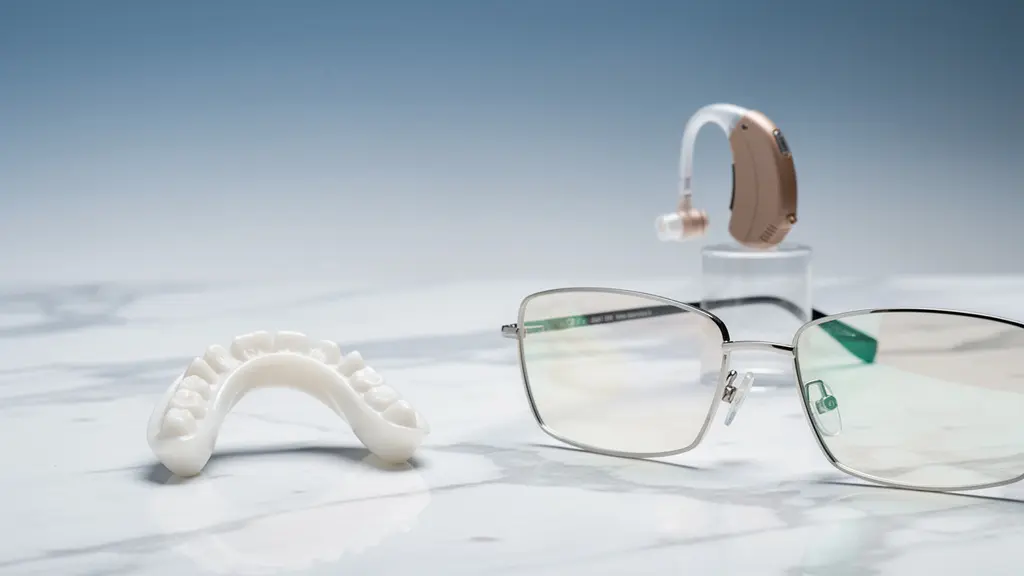 Présentation moderne et qualitative des équipements du panier 100% Santé incluant lunettes, prothèses dentaires et appareils auditifs
